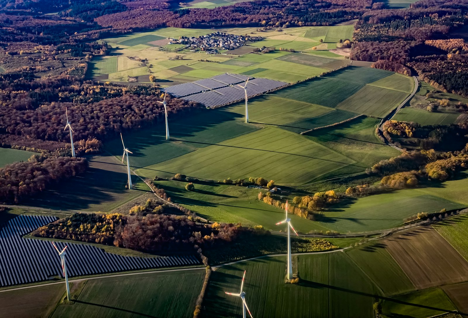 Aerogeneradores y paneles solares en un paisaje rural